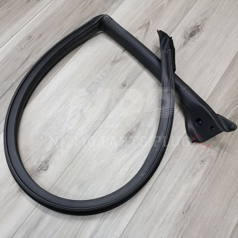 Load image into Gallery viewer, Nissan R32 Skyline Coupe RH Upper Window Weatherstrip - NizmoPartsPlug