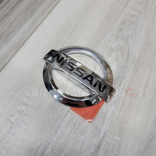 Emblema "Nissan" para el maletero del Nissan R34 Skyline GT-R (modelos posteriores)