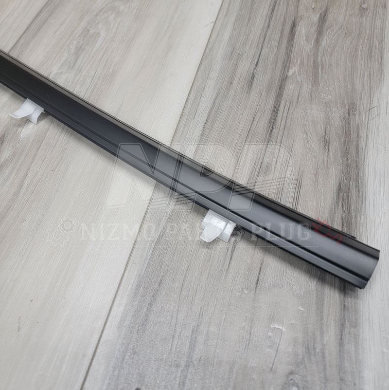 Load image into Gallery viewer, Nissan R34 Skyline Coupe RH Outer Door Molding - NizmoPartsPlug