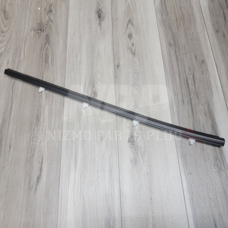 Load image into Gallery viewer, Nissan R34 Skyline Coupe RH Outer Door Molding - NizmoPartsPlug