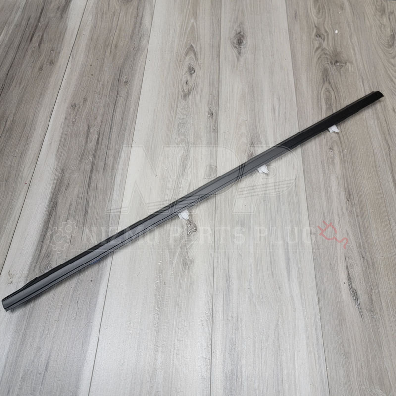 ギャラリービューアに画像をロードする, Nissan R34 Skyline Sedan Rear RH Outer Door Molding - NizmoPartsPlug