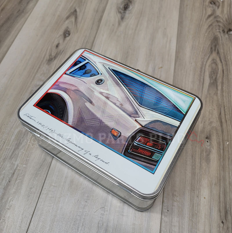 Cargue la imagen en el visor de la galería, Datsun Z Sunny 510 Heritage Metal Lunch Box - NizmoPartsPlug