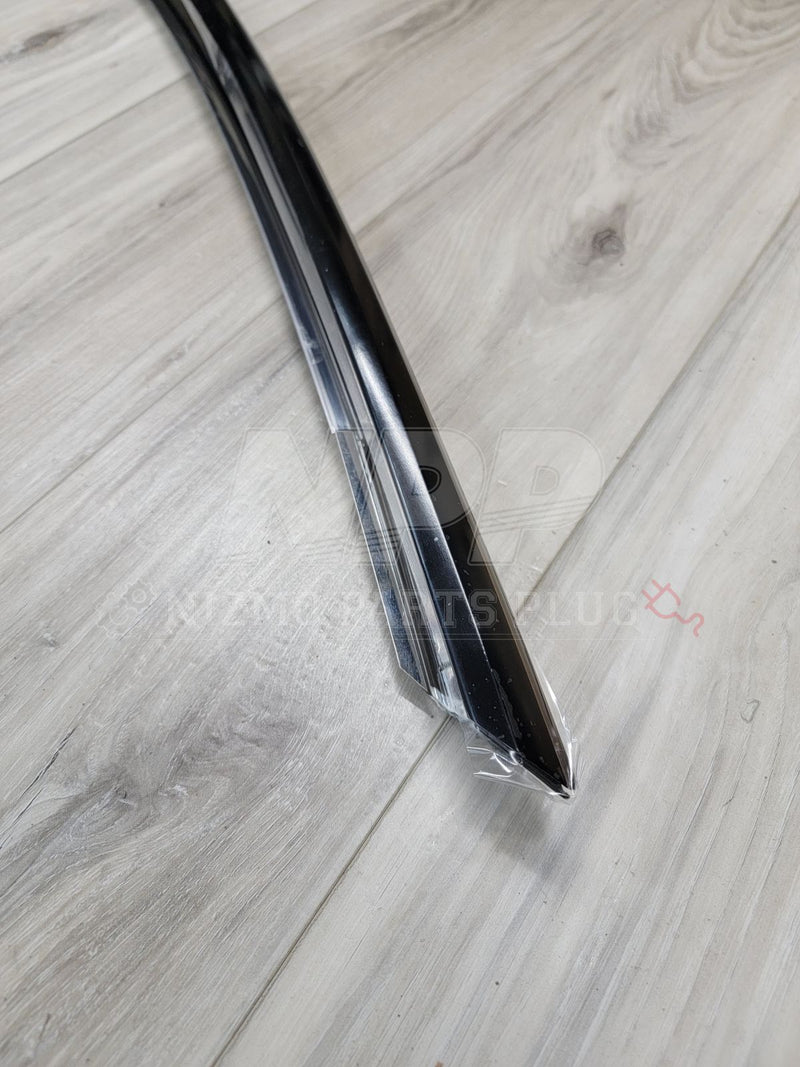 Load image into Gallery viewer, Nissan R34 Skyline Upper Window Retainer Assembly RH - NizmoPartsPlug
