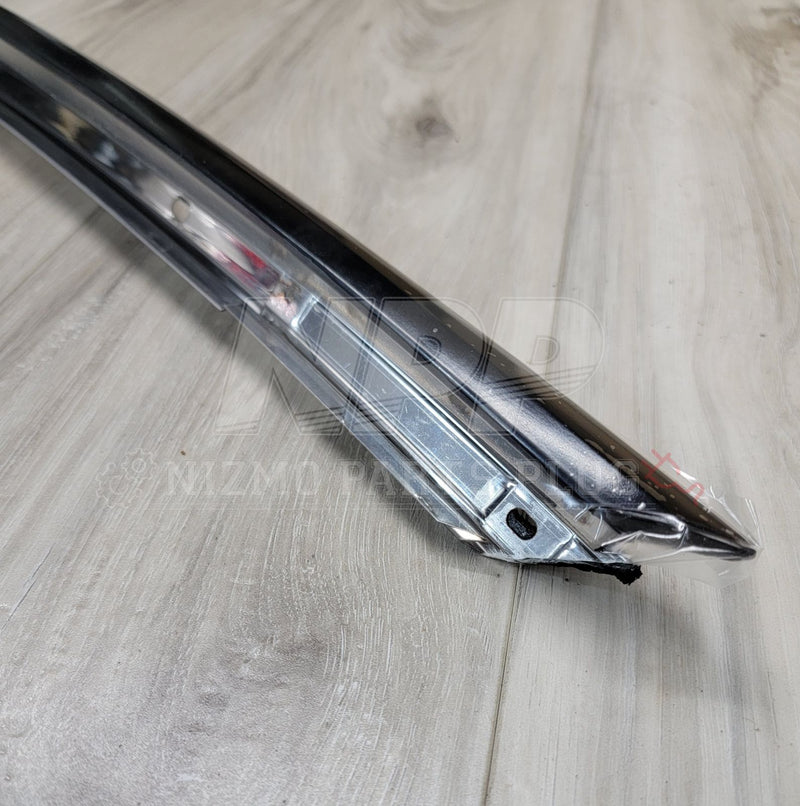 Load image into Gallery viewer, Nissan R34 Skyline Upper Window Retainer Assembly RH - NizmoPartsPlug