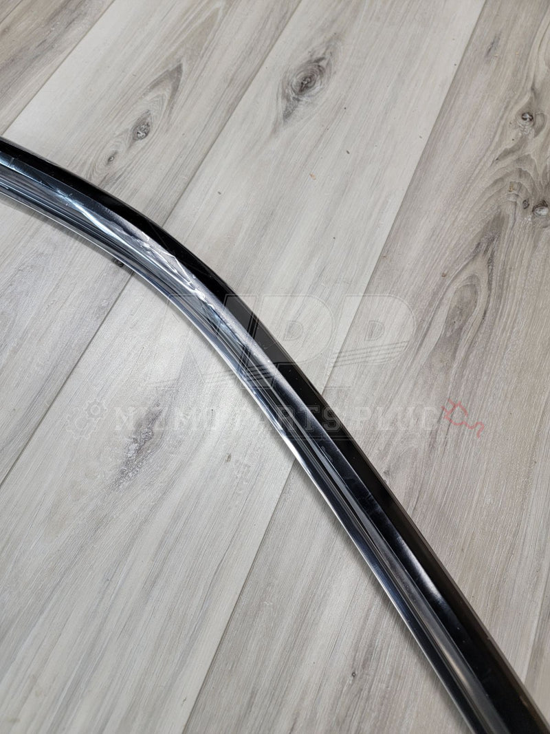 Load image into Gallery viewer, Nissan R34 Skyline Upper Window Retainer Assembly RH - NizmoPartsPlug