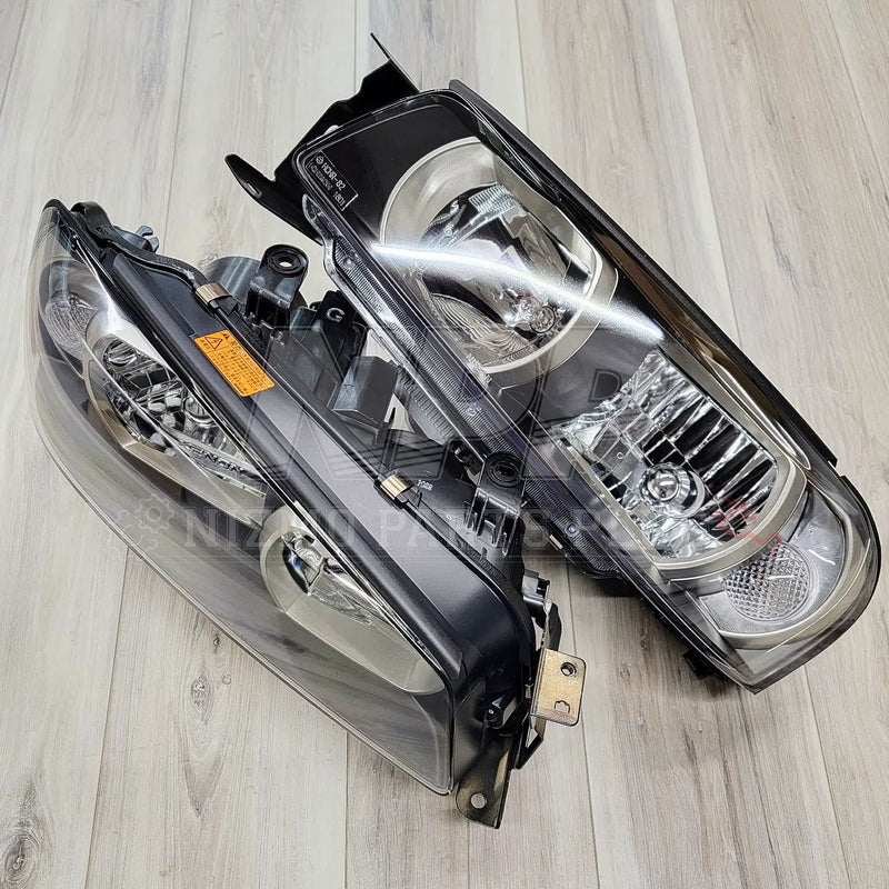 Load image into Gallery viewer, Nissan R34 Skyline GTT/GT-R H.I.D. Headlight Set Complete - NizmoPartsPlug