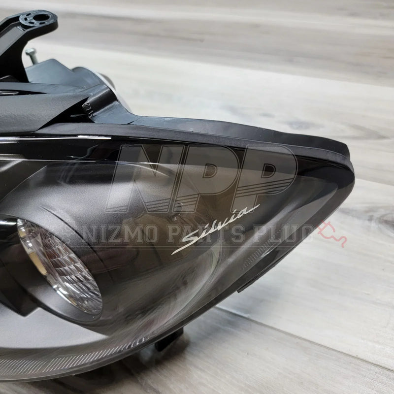 Load image into Gallery viewer, Nissan S15 Silvia LH HID projector headlight assembly with black housing and script logo.