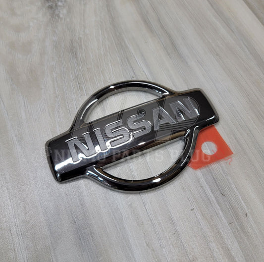 Emblema del logotipo del maletero del Nissan R34 Skyline GT-R