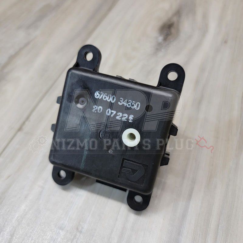 Load image into Gallery viewer, Black Nissan S14 Silvia/Stagea A/C air mix door actuator with white center gear, showing part number 67600 34350.