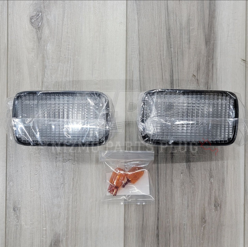 Load image into Gallery viewer, Nissan R34 Skyline GTT/GTR Front Turn Signal Indicator Set (Late Model) - NizmoPartsPlug