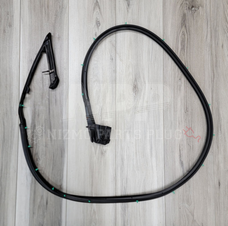 Load image into Gallery viewer, Nissan R32 Skyline Coupe Front RH Door Weatherstrip Molding - NizmoPartsPlug