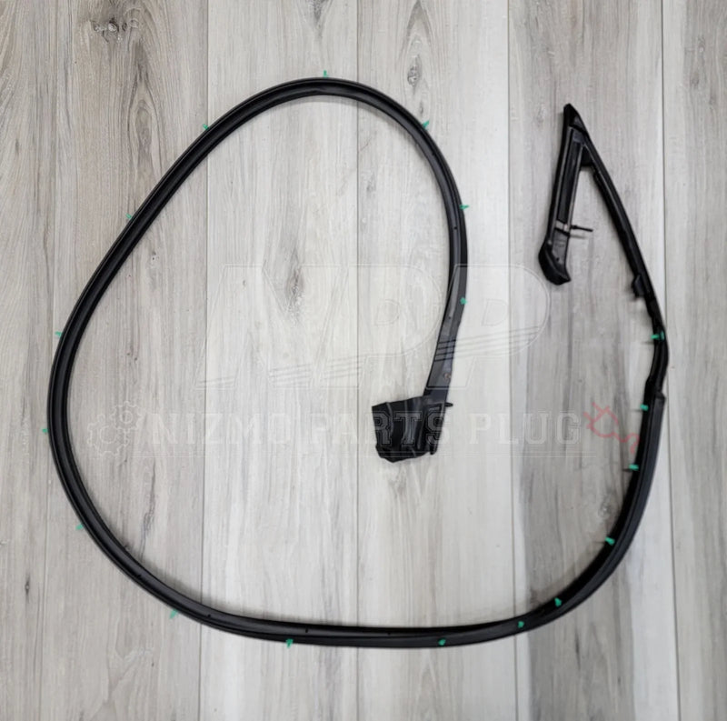 Load image into Gallery viewer, Nissan R32 Skyline Coupe LH Door Weatherstrip - NizmoPartsPlug