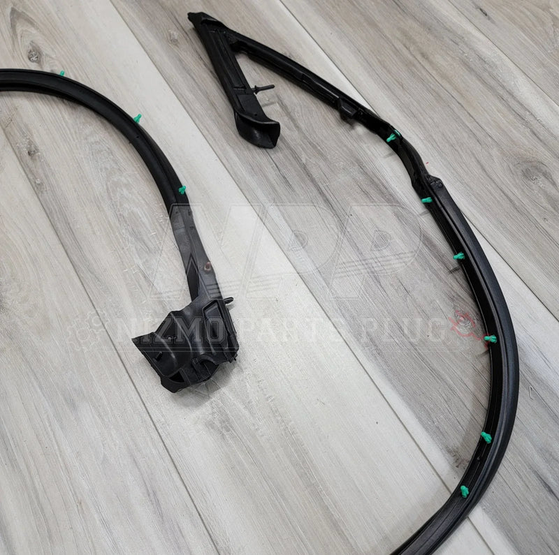 Load image into Gallery viewer, Nissan R32 Skyline Coupe LH Door Weatherstrip - NizmoPartsPlug