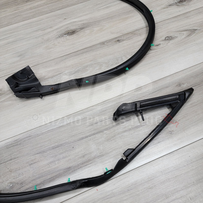 Load image into Gallery viewer, Nissan R32 Skyline Coupe Front RH Door Weatherstrip Molding - NizmoPartsPlug