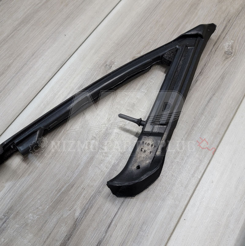 Load image into Gallery viewer, Nissan R32 Skyline Coupe Front RH Door Weatherstrip Molding - NizmoPartsPlug