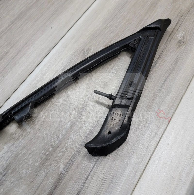 Load image into Gallery viewer, Nissan R32 Skyline Coupe LH Door Weatherstrip - NizmoPartsPlug