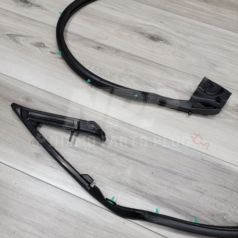 Load image into Gallery viewer, Nissan R32 Skyline Coupe Front RH Door Weatherstrip Molding - NizmoPartsPlug