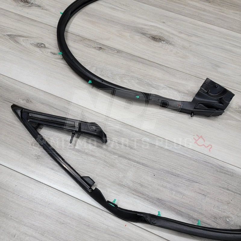 Load image into Gallery viewer, Nissan R32 Skyline Coupe LH Door Weatherstrip - NizmoPartsPlug
