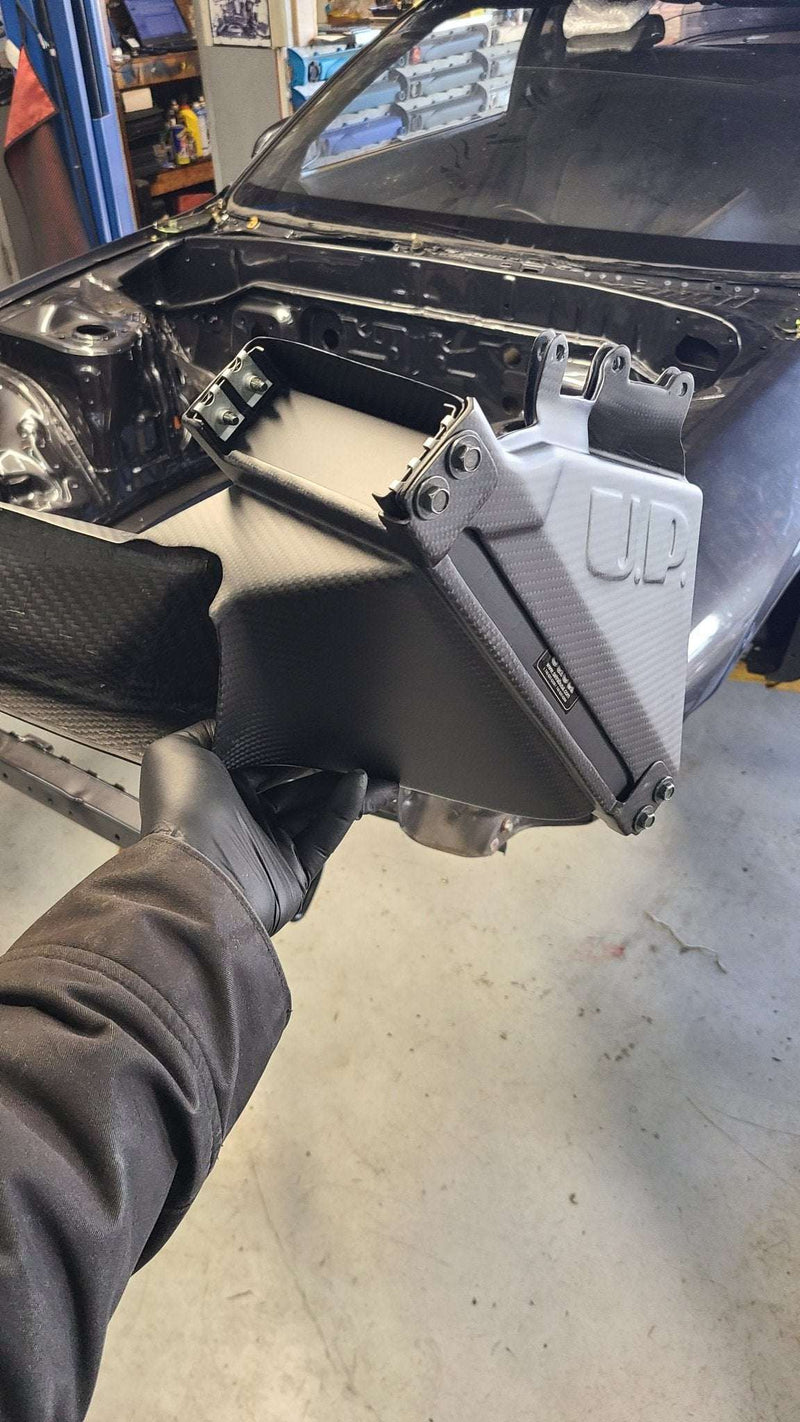 Cargue la imagen en el visor de la galería, U.P.G R32 GTR oil cooler with carbon ducting -complete-
