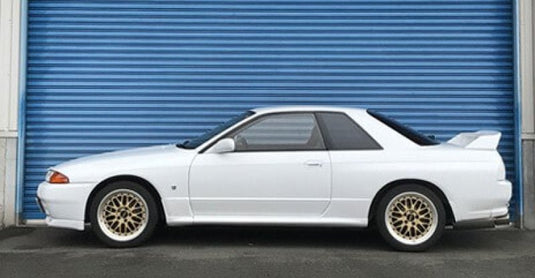 HKS Hipermax-G coilover kit for white Nissan Skyline GT-R (BNR32). Image shows car side profile.