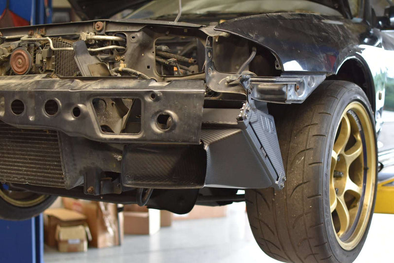 Cargue la imagen en el visor de la galería, U.P.G R32 GTR oil cooler with carbon ducting -complete-
