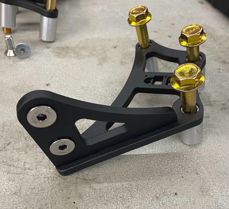 ギャラリービューアに画像をロードする, Matte black U.P.G oil filter relocation bracket for Skyline GTR with gold-finished hardware, new condition.
