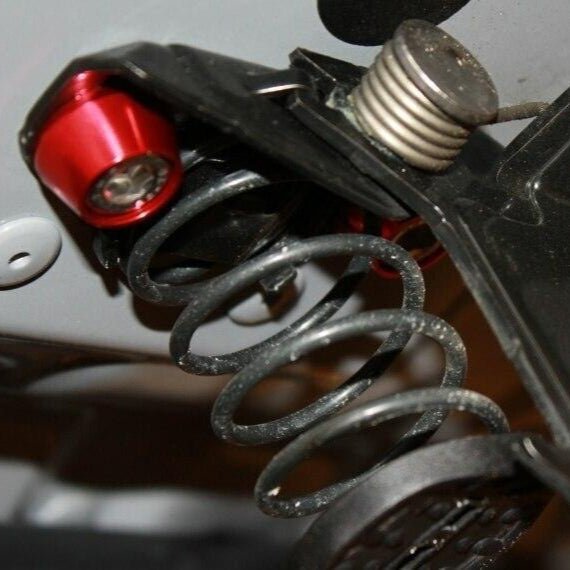 Cargue la imagen en el visor de la galería, ZSPEC red billet bolt installed on Nissan 370z Z34 hood latch assembly with spring.
