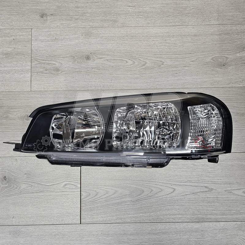 ギャラリービューアに画像をロードする, Nissan R34 Skyline Headlight Assembly LH (Halogen) - NizmoPartsPlug
