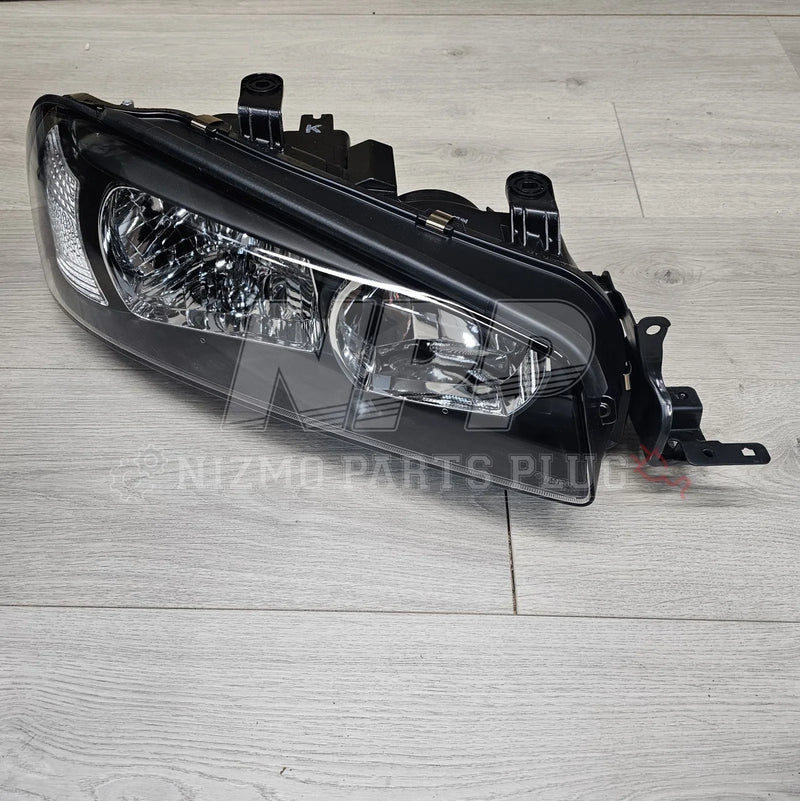 ギャラリービューアに画像をロードする, Nissan R34 Skyline Headlight Assembly RH (Halogen) - NizmoPartsPlug
