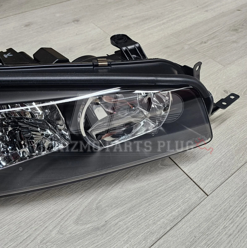 ギャラリービューアに画像をロードする, Nissan R34 Skyline Headlight Assembly RH (Halogen) - NizmoPartsPlug

