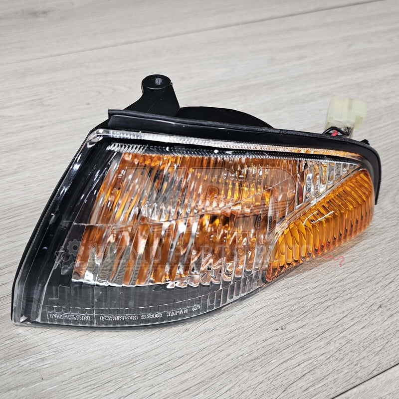 Load image into Gallery viewer, R32 Nissan Skyline Coupe S1 Turn Signal Lamp Set - NizmoPartsPlug
