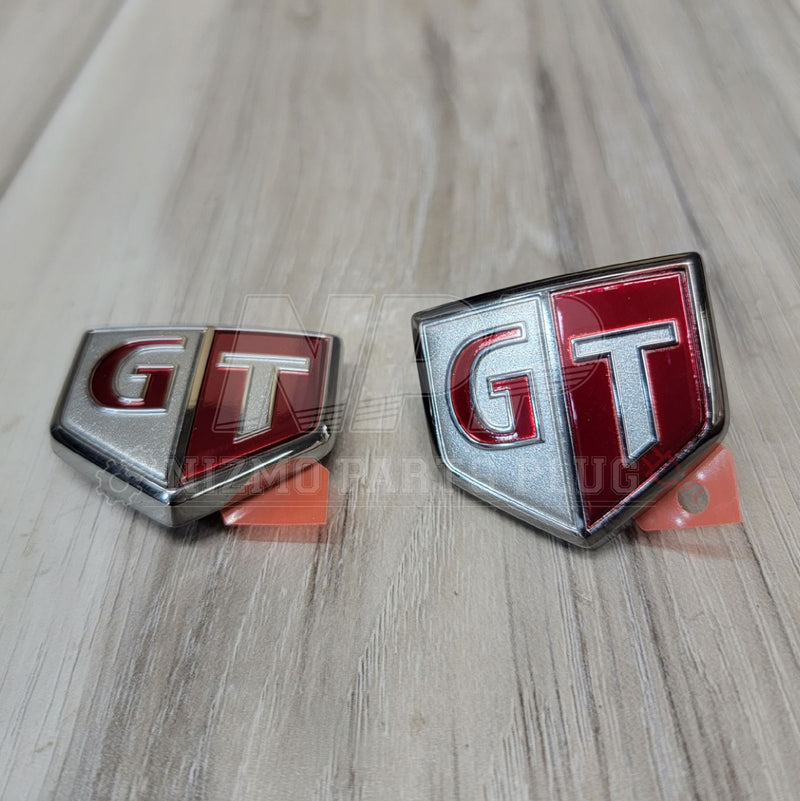 Cargue la imagen en el visor de la galería, Nissan R34 Skyline GTR Front Fender Emblem Set - NizmoPartsPlug
