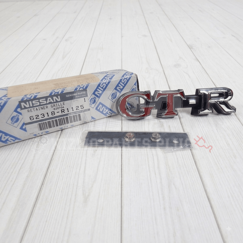 Cargue la imagen en el visor de la galería, Nissan Skyline GT-R Front Grille Emblem Assembly - Rare NOS Part (62318-R1125) KPGC10 / PGC10 - NizmoPartsPlug
