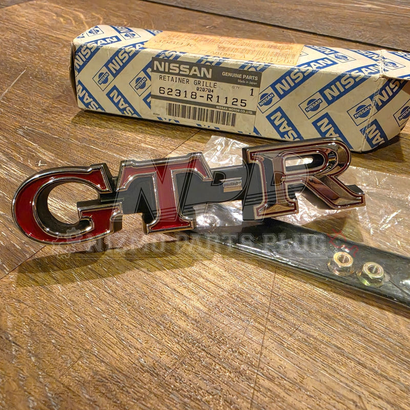 Cargue la imagen en el visor de la galería, Nissan Skyline GT-R Front Grille Emblem Assembly - Rare NOS Part (62318-R1125) KPGC10 / PGC10 - NizmoPartsPlug
