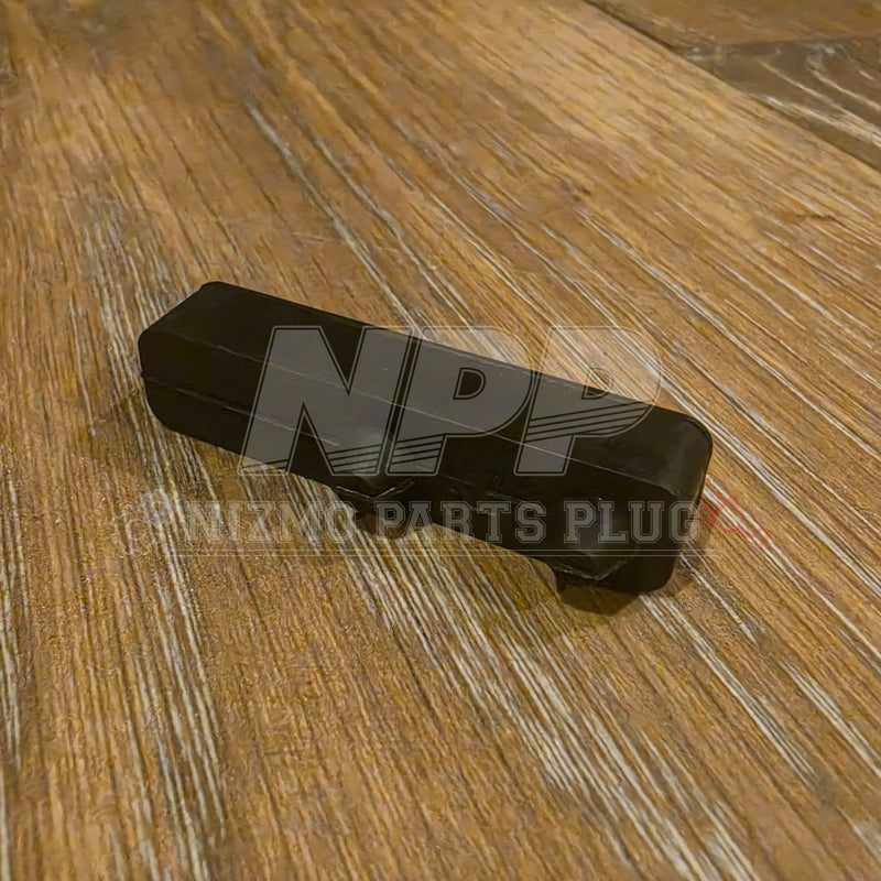 Cargue la imagen en el visor de la galería, Nissan R34 Skyline GTT/GTR Coupe Lower Trunk Lid Bumper Rubber - NizmoPartsPlug
