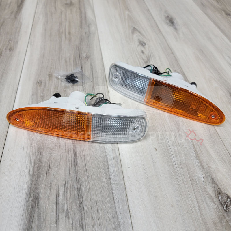 Load image into Gallery viewer, Nissan S13 180SX JDM Amber/Clear 50/50 Turn Signal Lamp Set - NizmoPartsPlug
