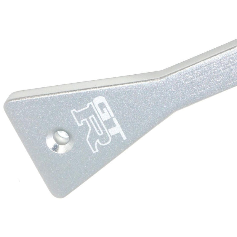 ギャラリービューアに画像をロードする, Silver billet ZSPEC battery hold-down for Nissan R35 GT-R with engraved GT-R logo.
