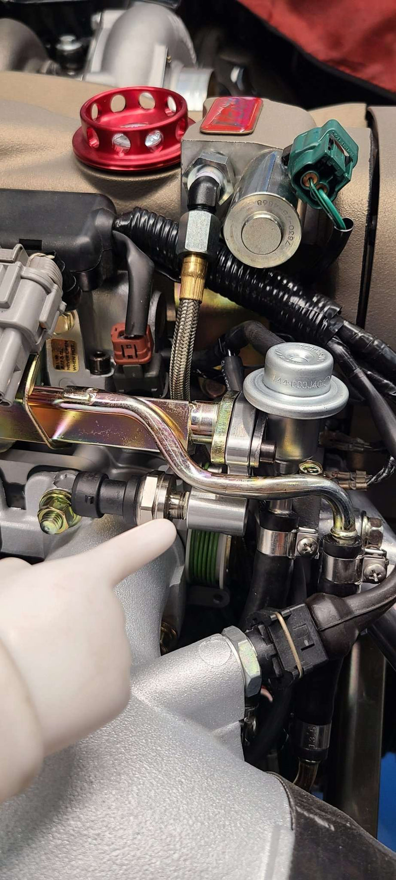 Cargue la imagen en el visor de la galería, U.P.G RB26 fuel pressure adapter to OEM rail
