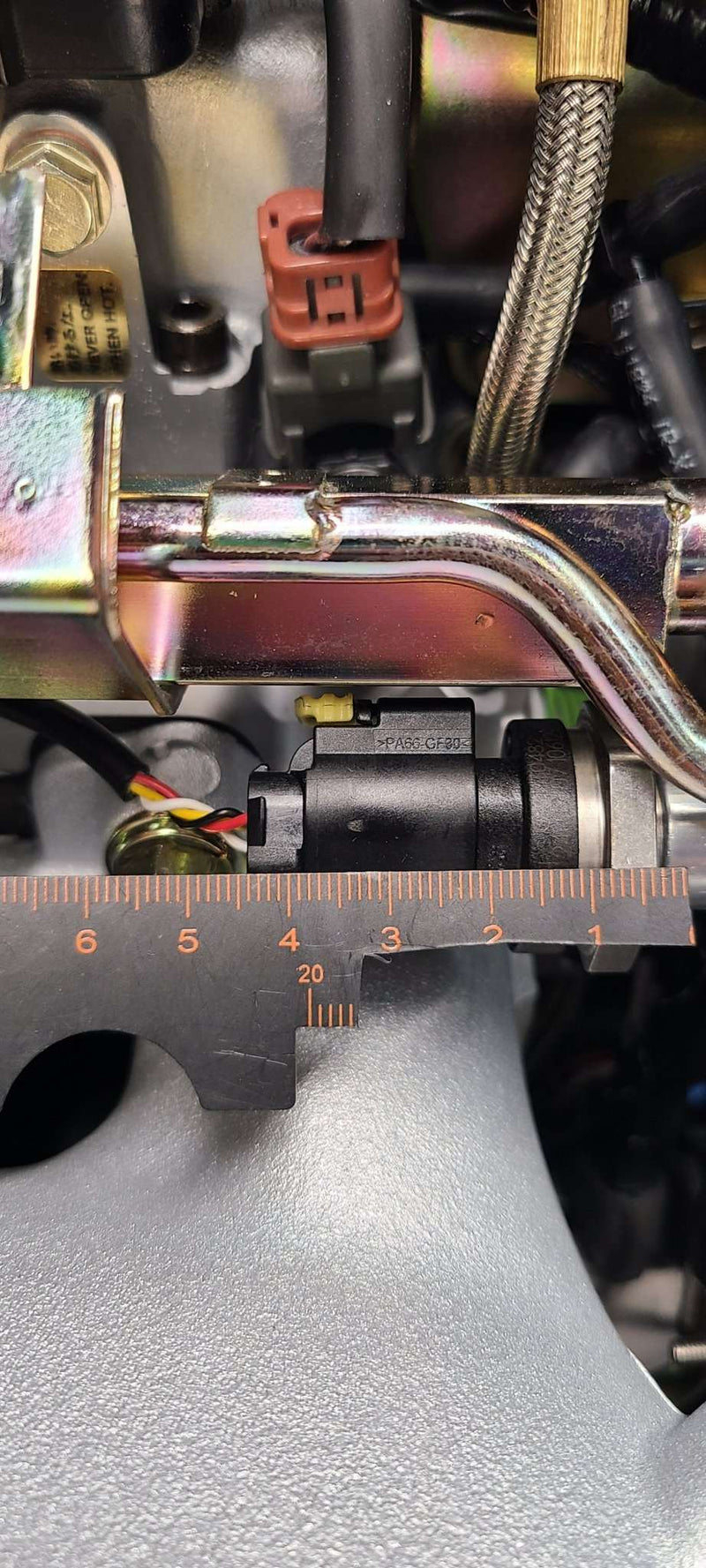 Cargue la imagen en el visor de la galería, U.P.G RB26 fuel pressure adapter to OEM rail
