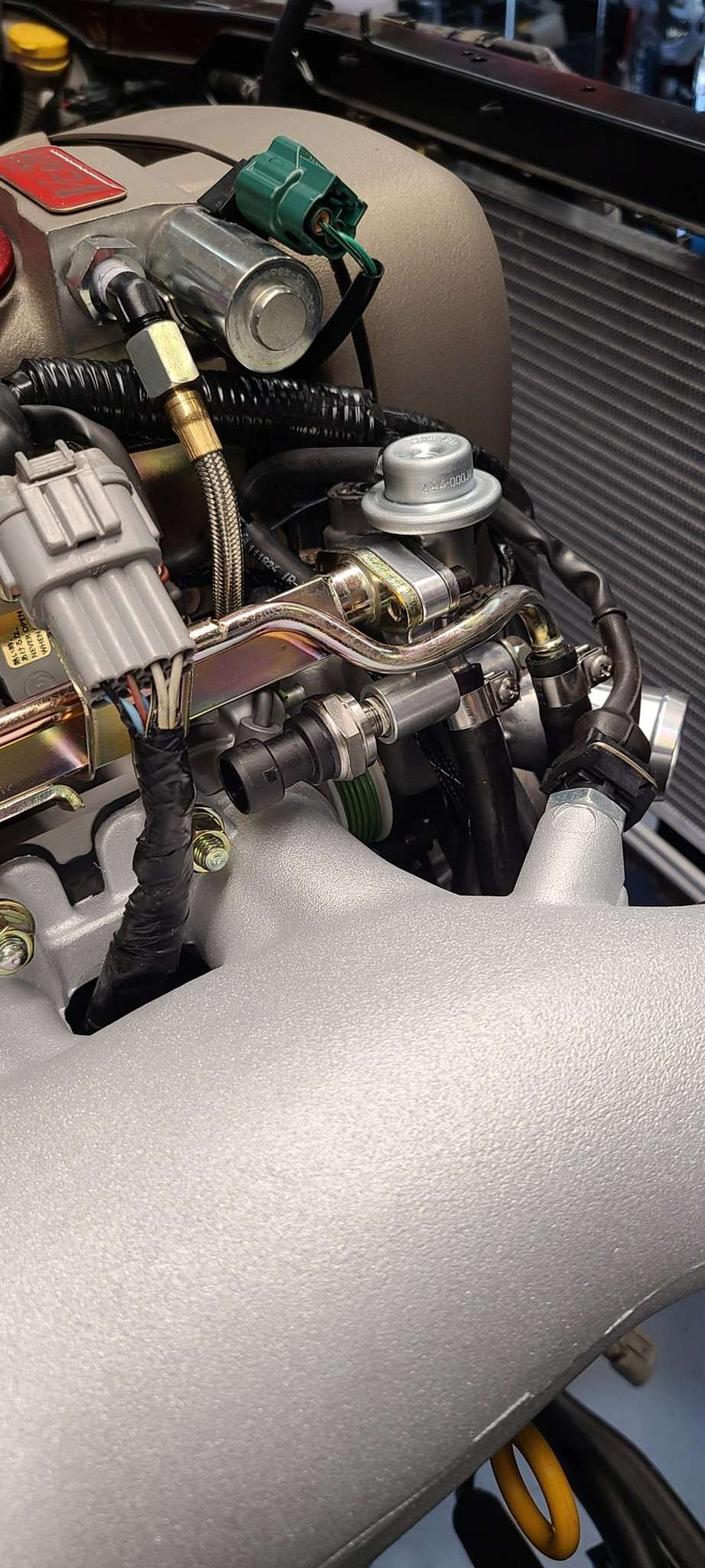 Cargue la imagen en el visor de la galería, U.P.G RB26 fuel pressure adapter to OEM rail
