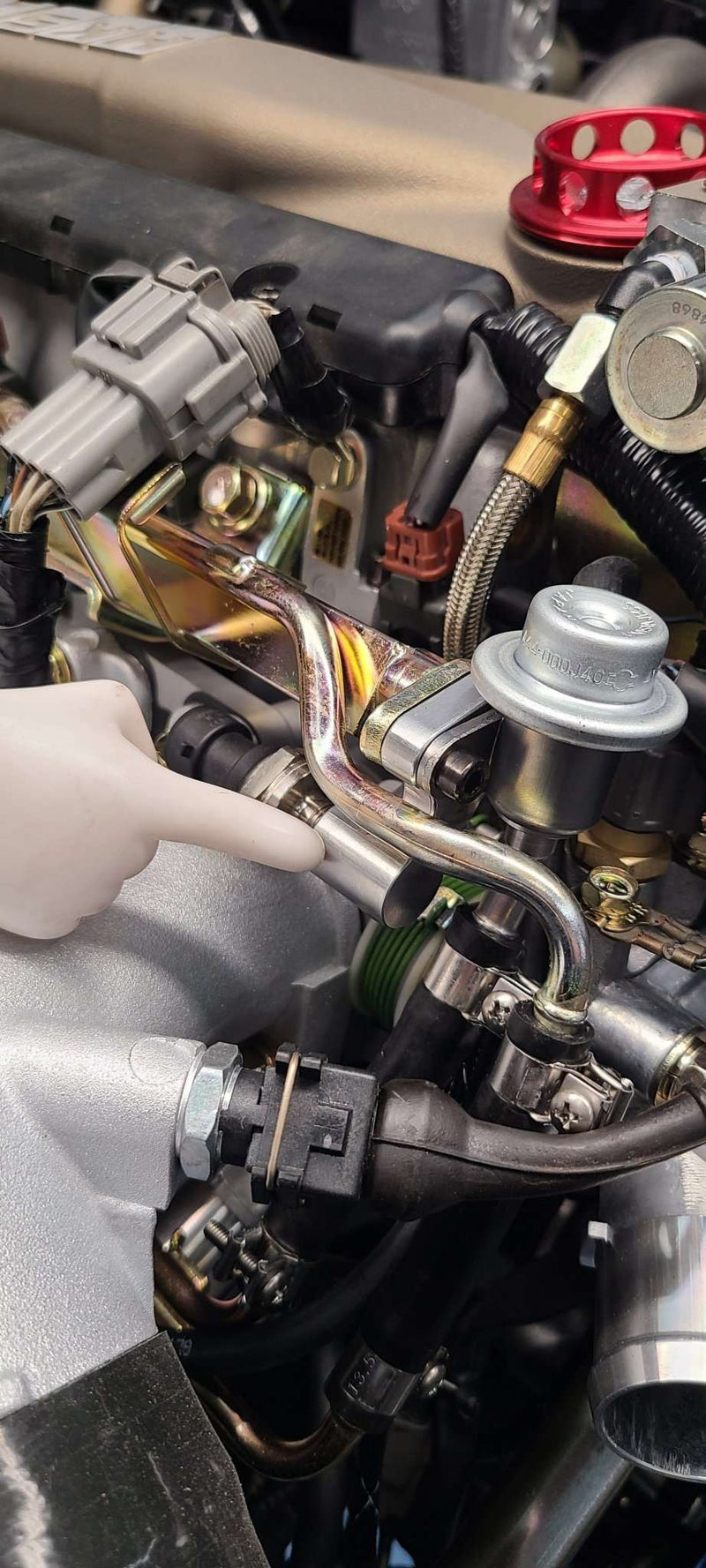 Cargue la imagen en el visor de la galería, U.P.G RB26 fuel pressure adapter to OEM rail
