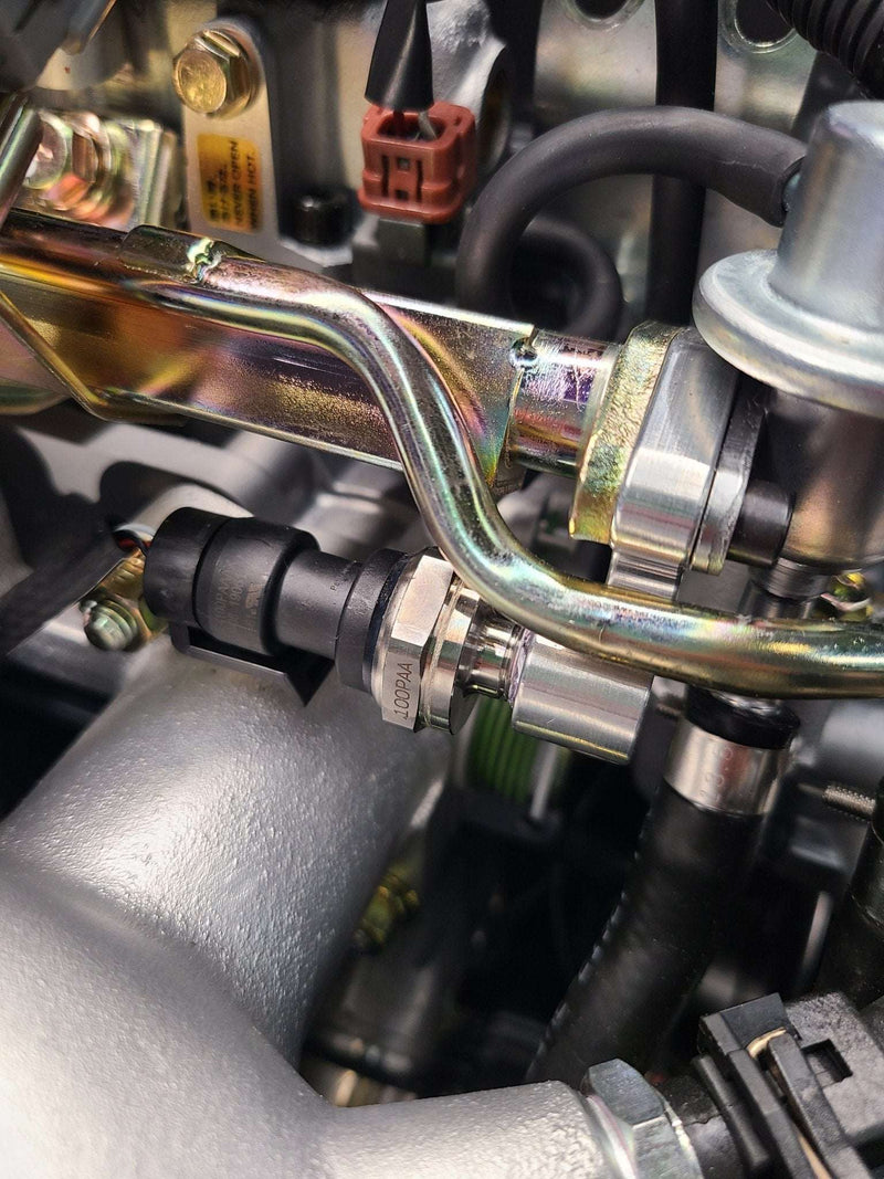 Cargue la imagen en el visor de la galería, U.P.G RB26 fuel pressure adapter to OEM rail
