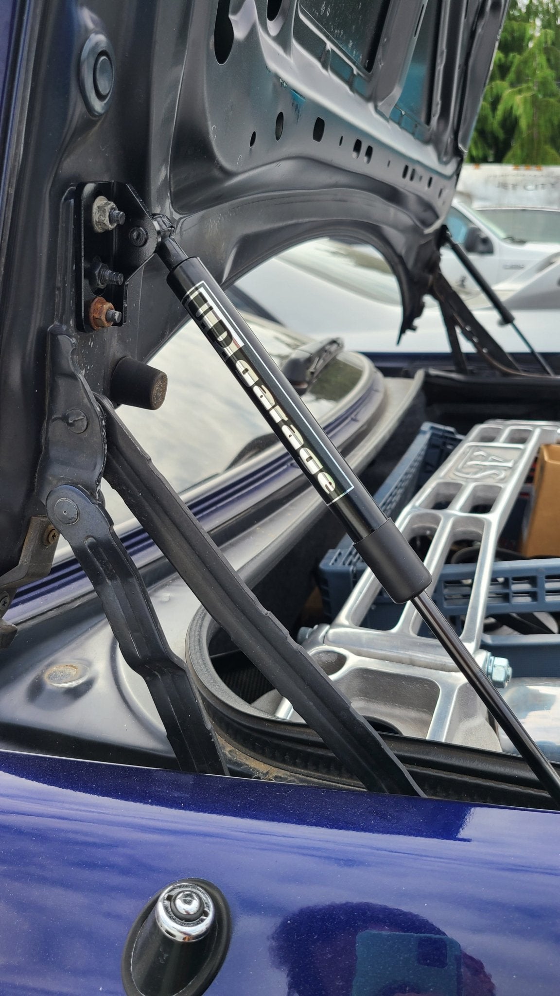 U.P.G. R33 Trunk Strut replacement kit