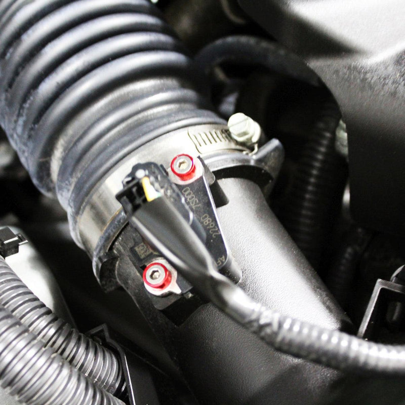 Cargue la imagen en el visor de la galería, ZSPEC red billet fastener kit installed on an Infiniti G37/Q50 VQ37 air intake sensor.
