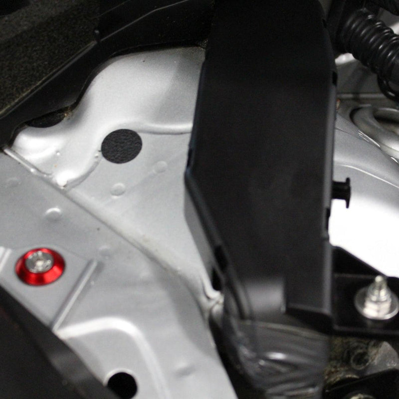 Cargue la imagen en el visor de la galería, ZSPEC red billet dress-up bolt installed in an '09-'17 Infiniti G37/Q50 engine bay.
