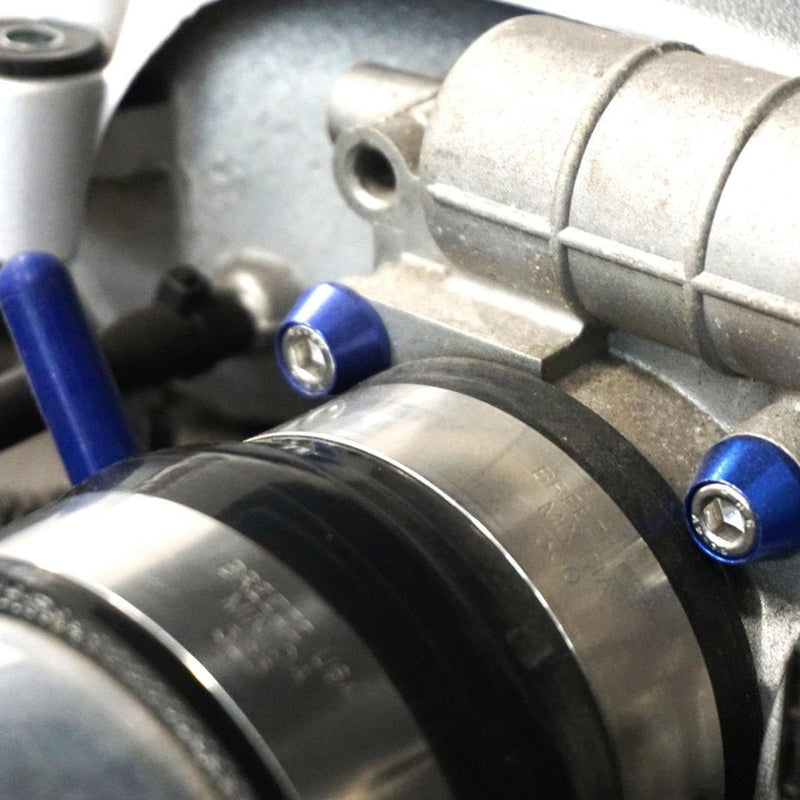 Cargue la imagen en el visor de la galería, ZSPEC blue billet dress-up bolts installed on a Nissan GTR (R35) engine bay.
