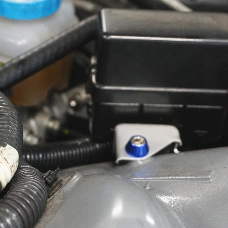 Cargue la imagen en el visor de la galería, ZSPEC blue billet fastener installed on a Nissan R35 GTR engine bay bracket.
