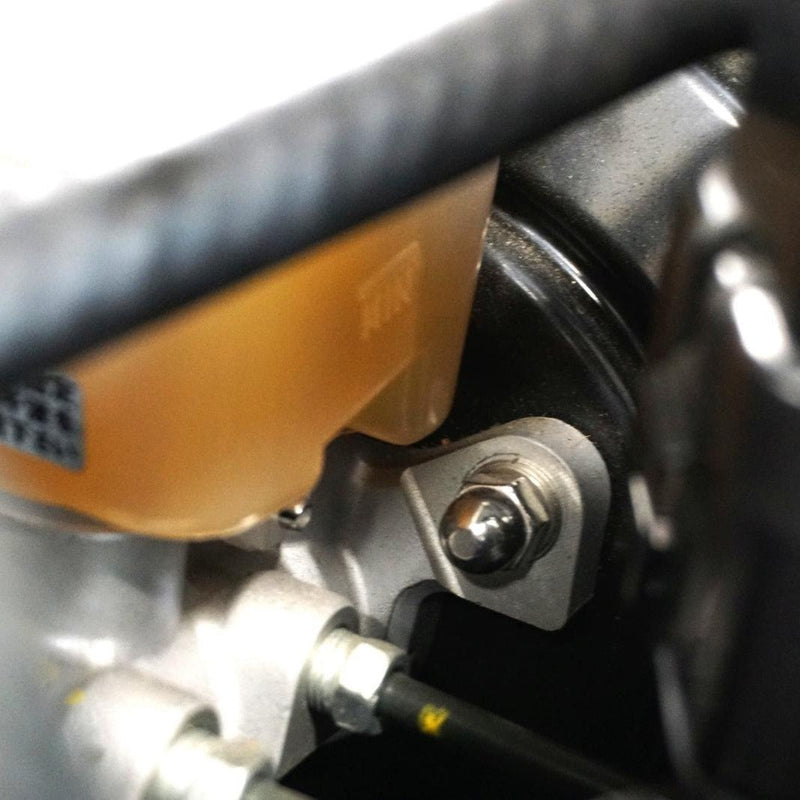 Cargue la imagen en el visor de la galería, ZSPEC Stage-2 stainless dress-up bolt installed on Nissan GTR R35 brake reservoir bracket.
