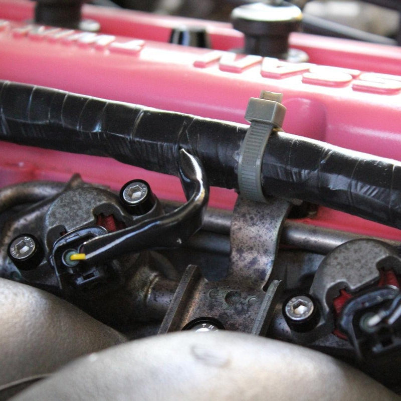 Cargue la imagen en el visor de la galería, ZSPEC black billet dress-up bolts installed on a Nissan S14 engine with a pink valve cover.
