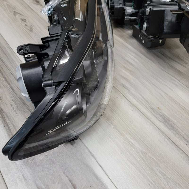 Load image into Gallery viewer, Nissan S15 Silvia HID RH Projector Headlight Assembly close-up view with sleek design and bright lens.
